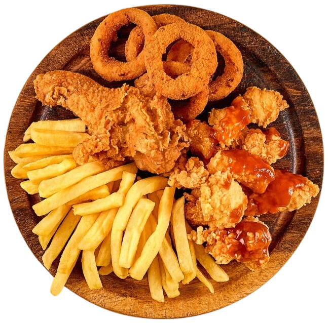 Plato de madera con pollo frito, aros de cebolla y papas